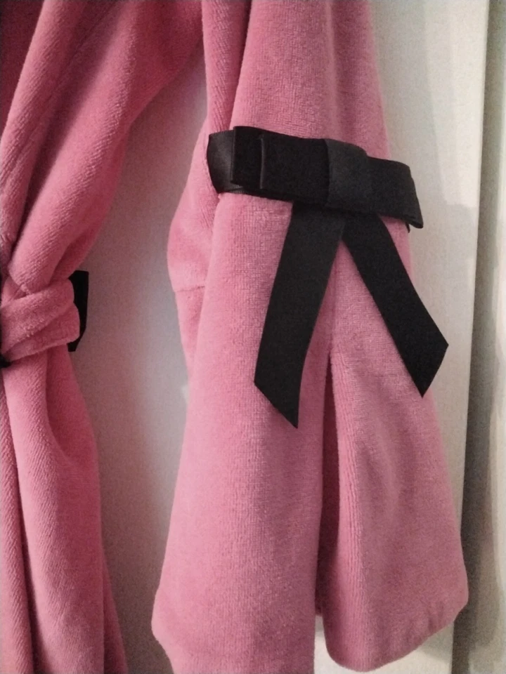 BETSEY JOHNSON S Bata de Terciopelo con Bolsillos Rosa con Lazos de Cinta Negra Albornoz Foto 3 de 4