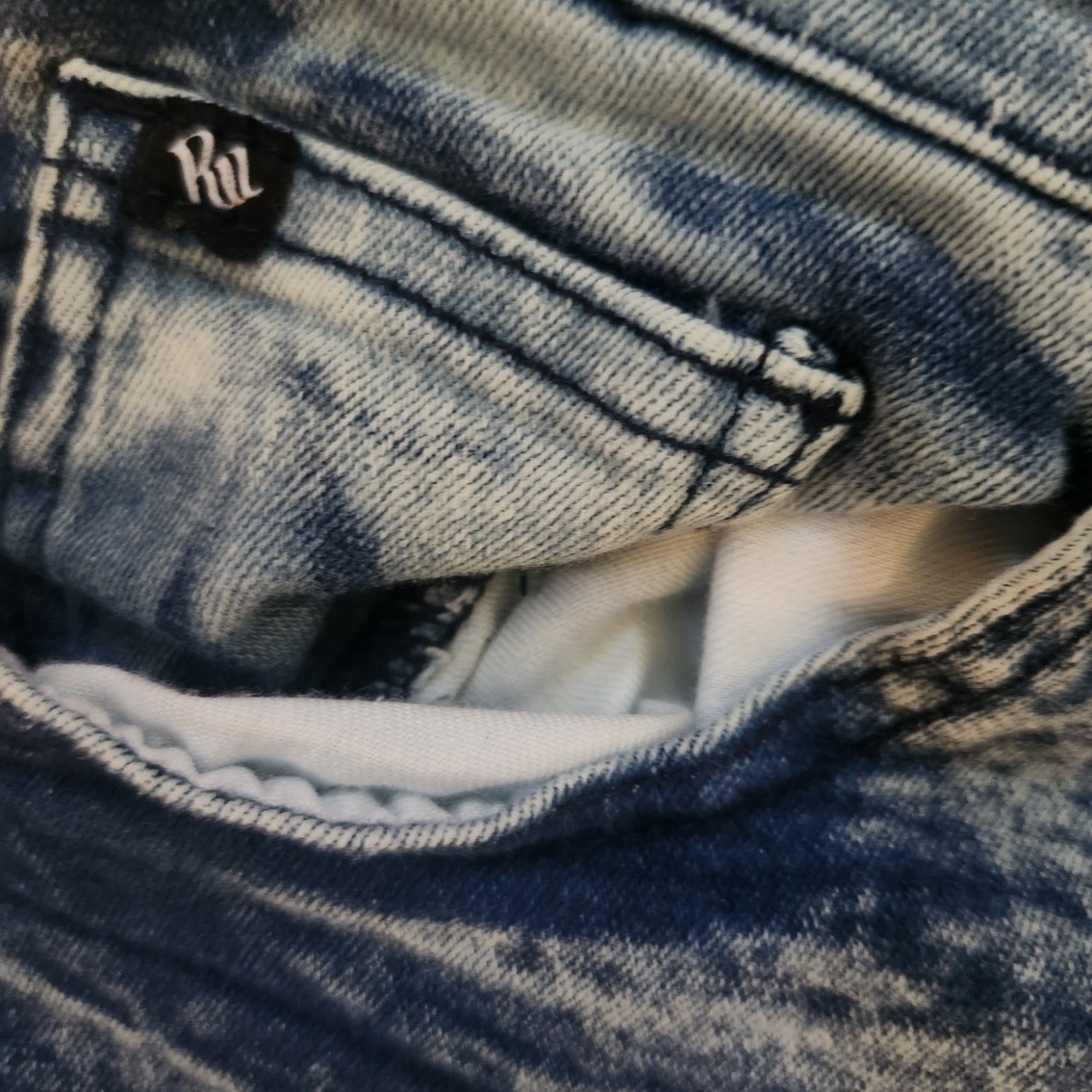 Men's Roca wear jeans. 32x30, stretch, distressed View 2