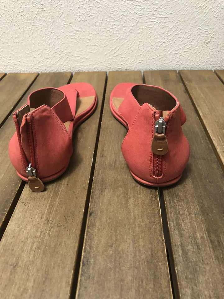 GENTLE SOULS KENNETH COLE TALLA 9 CORAL ROSA CUERO TANGA CORREA SANDALIAS PLANAS Foto 3 de 4