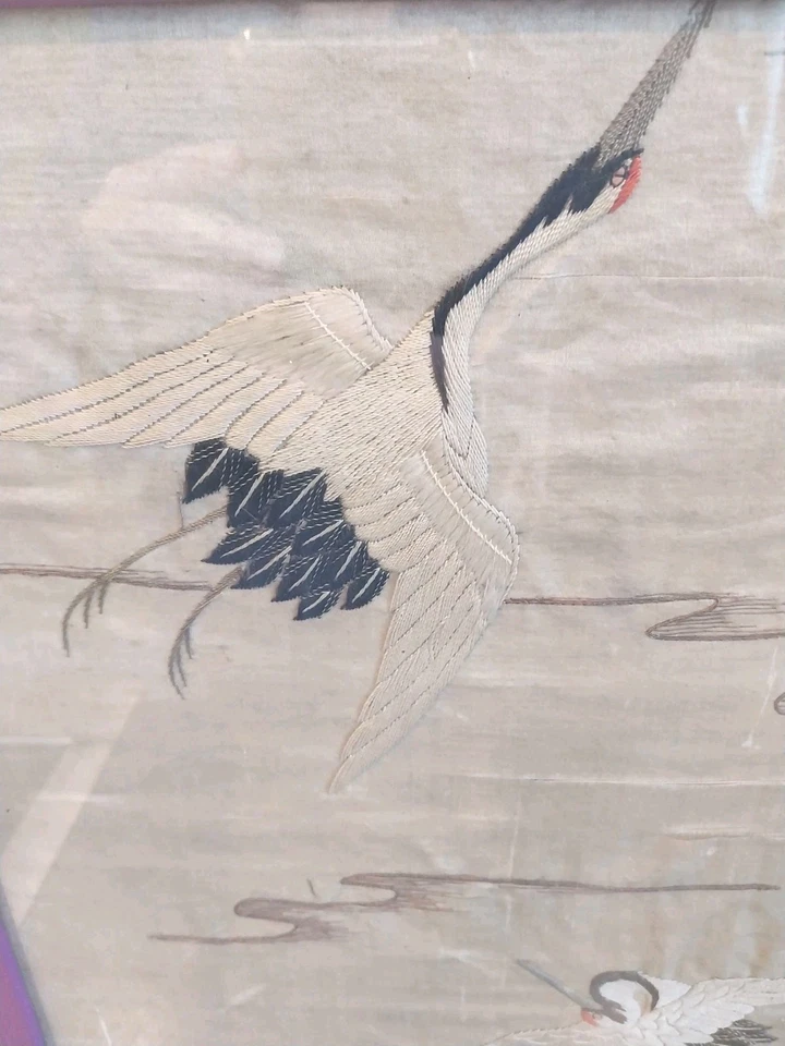 Ancienne broderie d'oiseaux sur soie . Encadrée sous verre - Photo 2/4