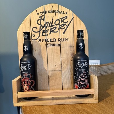 Sailor Jerry Spiced Rum Flaschenregal Holz hängend Sonderedition Leerflaschen