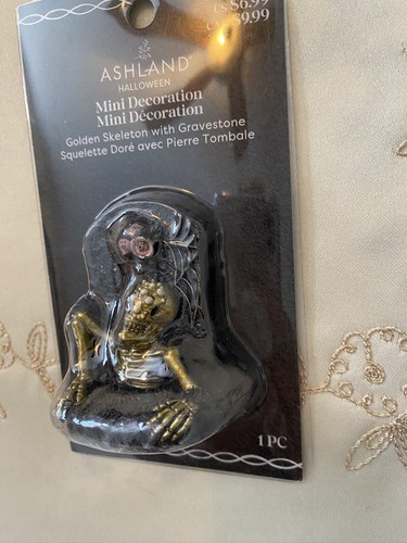 ASHLAND HALLOWEEN MINIATURES GROUNDBUSTER SKELETON WITH GRAVESTONE ~ NEW IN PKG - Picture 3 of 5