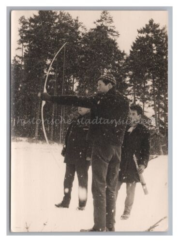 Mann beim Bogenschießen bei Schneefall 1962 - Altes Foto 1960er - Bild 1 von 2