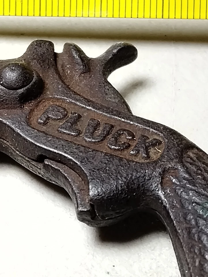Pistola de juguete antigua de hierro fundido Pluck Foto 2 de 4