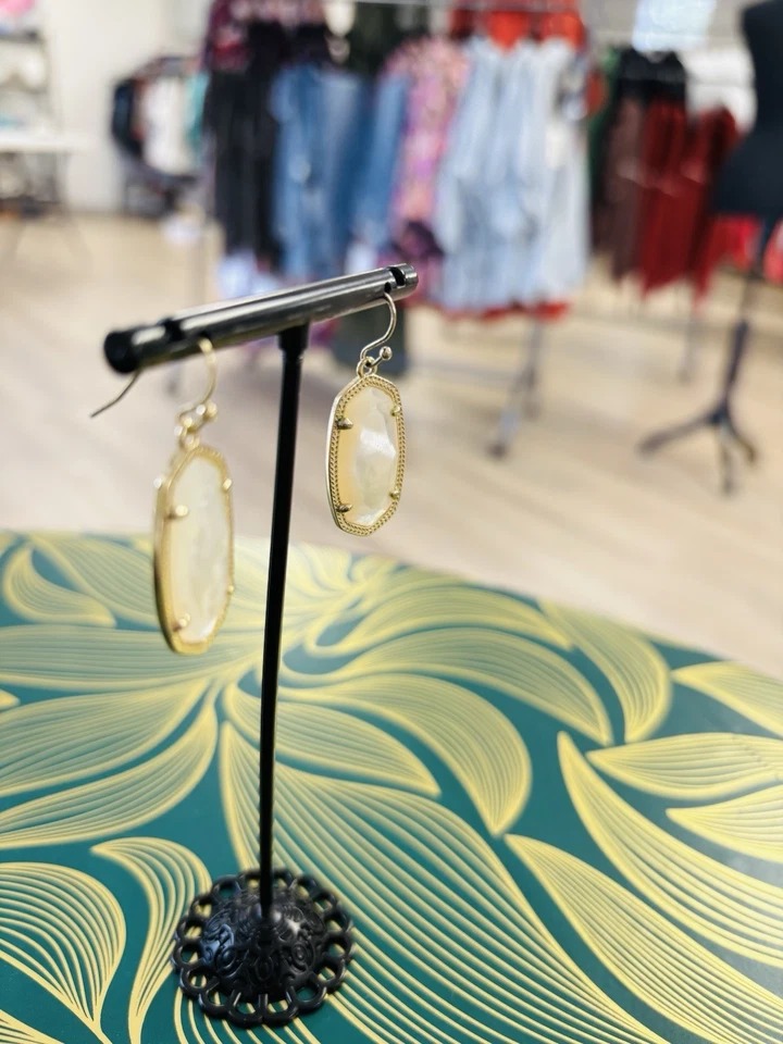 Nuevos pendientes colgantes de oro Kendra Scott Elle en perla blanca Foto 2 de 3