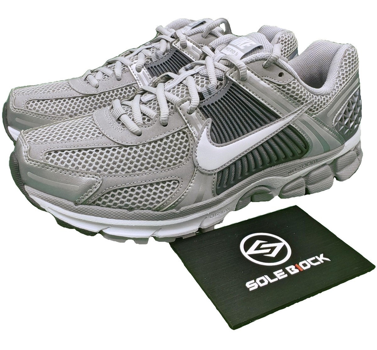 28cm Nike Vomero 5 グレー スニーカー Nike - Men - Zoom Vomero 5 - Wolf Grey/White/Metallic Silver – Nohble