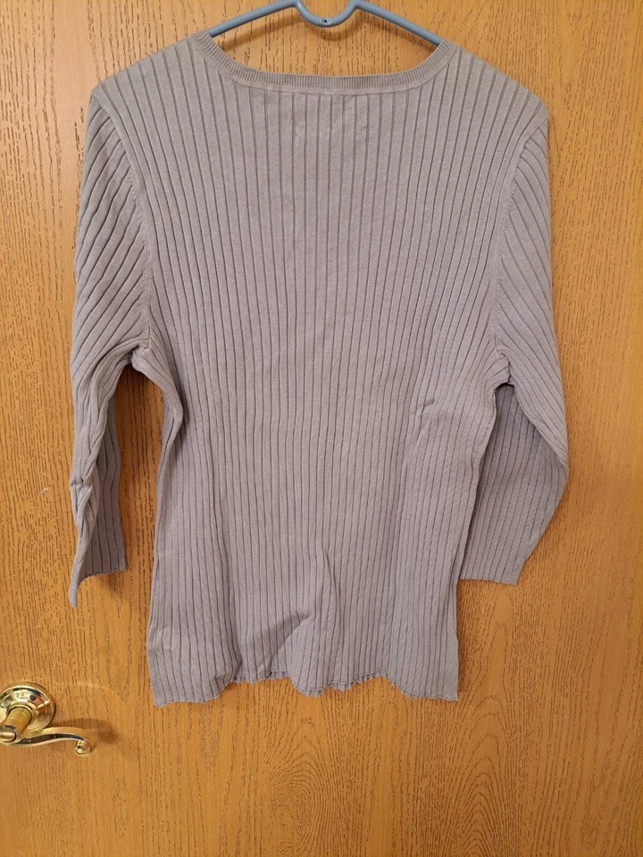 STYLE&CO, SUÉTER GRIS CON DETALLES PLATEADOS, ACANALADO, TALLA 2X, NUNCA USADO, CUELLO EN V Foto 3 de 3