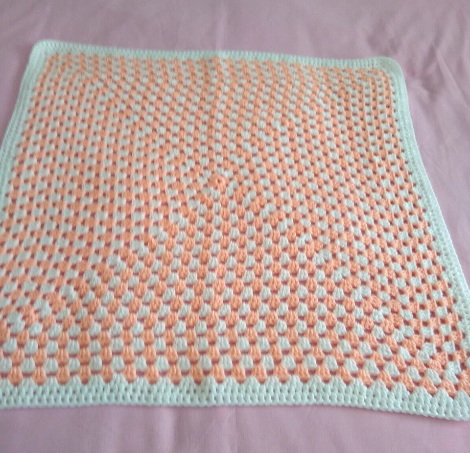 Manta de ganchillo hecha a mano para bebé niña cochecito/cuna/coche/Moisés cesta melocotón y blanco NUEVO Foto 3 de 3