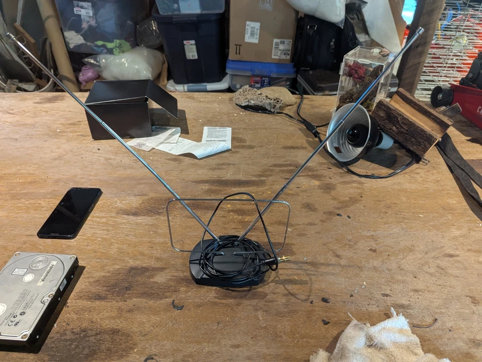 onn. Antena de HDTV de fácil ajuste para interiores con dipolos VHF de 20 millas de alcance Foto 4 de 4