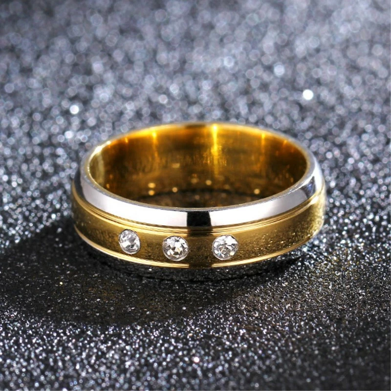 Anillo de compromiso enchapado en oro de 18 quilates con banda de circonita cúbica AAA para mujer de acero titanio de 6 mm talla 6-10 Foto 2 de 4