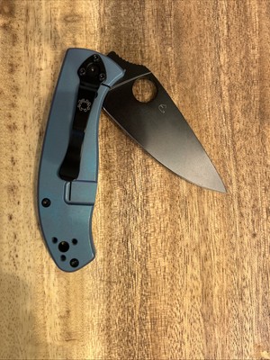 Spyderco Tenacious, Satin D2 Plain Blade, Blue Disarray Titanium Handle