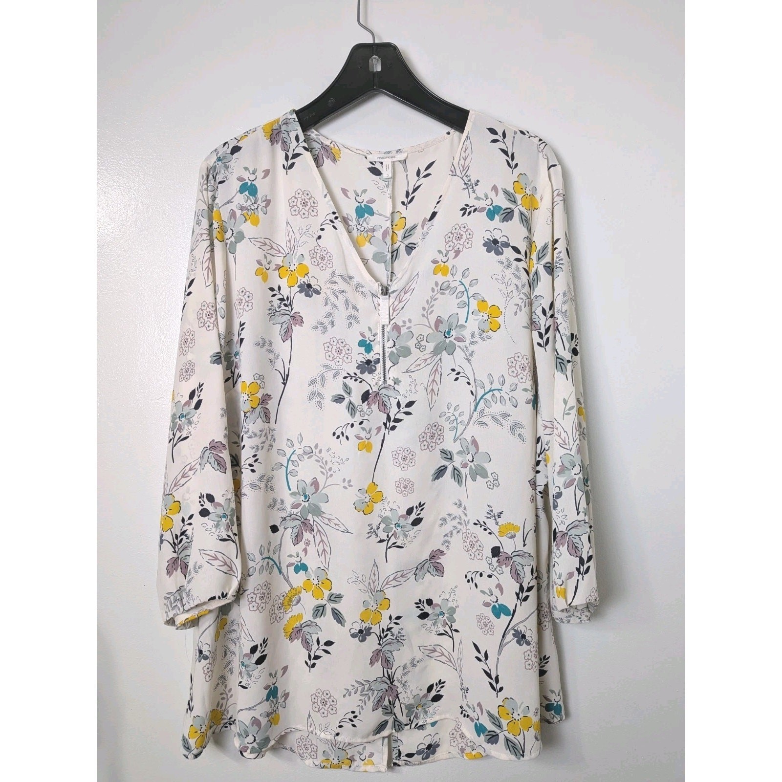 Maurices Size 2 (20-22 Plus) White Floral Tunic Blouse 3/4 Sleeve Zip V Neck