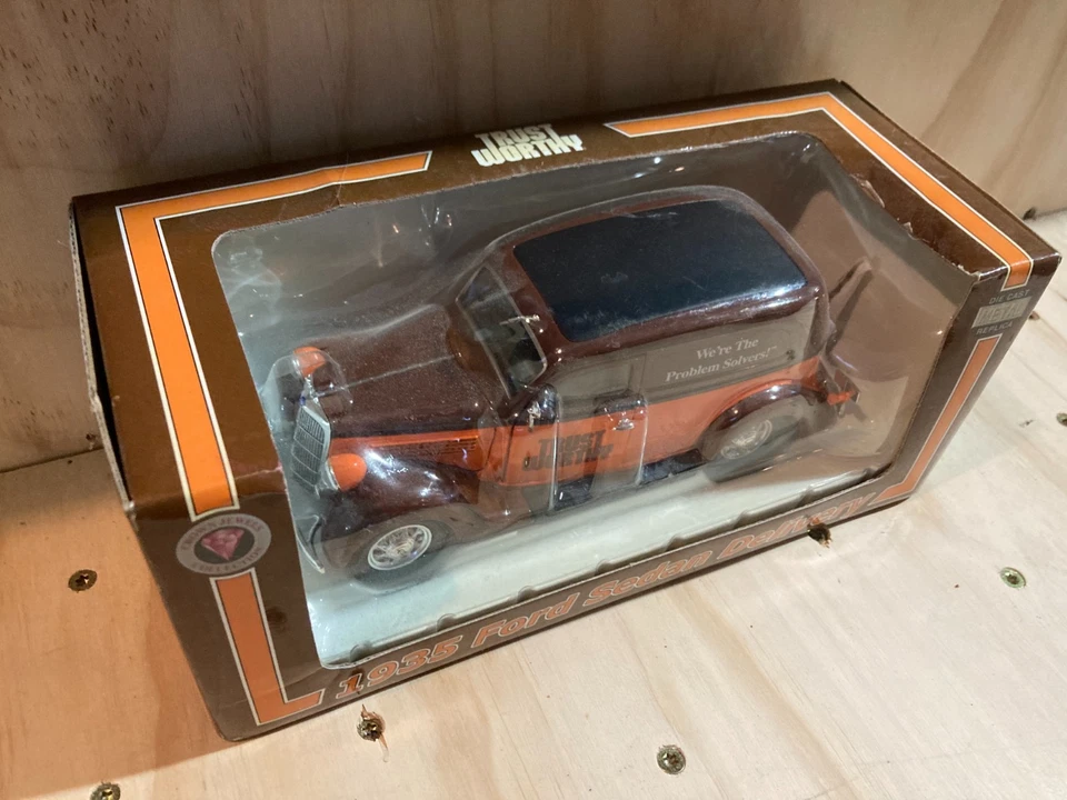 CROWN PREMIUMS 1/24 НАДЕЖНЫЕ ХОЗЯЙСТВЕННЫЕ МАГАЗИНЫ 1935 FORD СЕДАН ДОСТАВКА ФУРГОН - Изображение 2 из 4