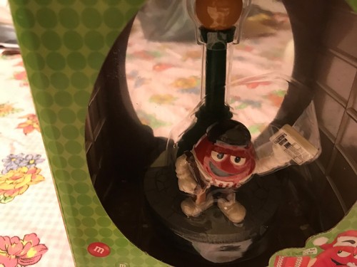 M&M 2008 HOLIDAY TABLE FIGURINE RED GUY NEWSBOY STREETLIGHT NIB 2008 KURT ADLER - Picture 8 of 12