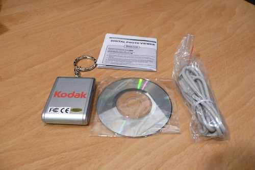 60 PHOTO MEMORY CAPACITY RECHARGEABLE DIGITAL PHOTO VIEWER W/KEYCHAIN 1.5" SILVR - Picture 6 of 8