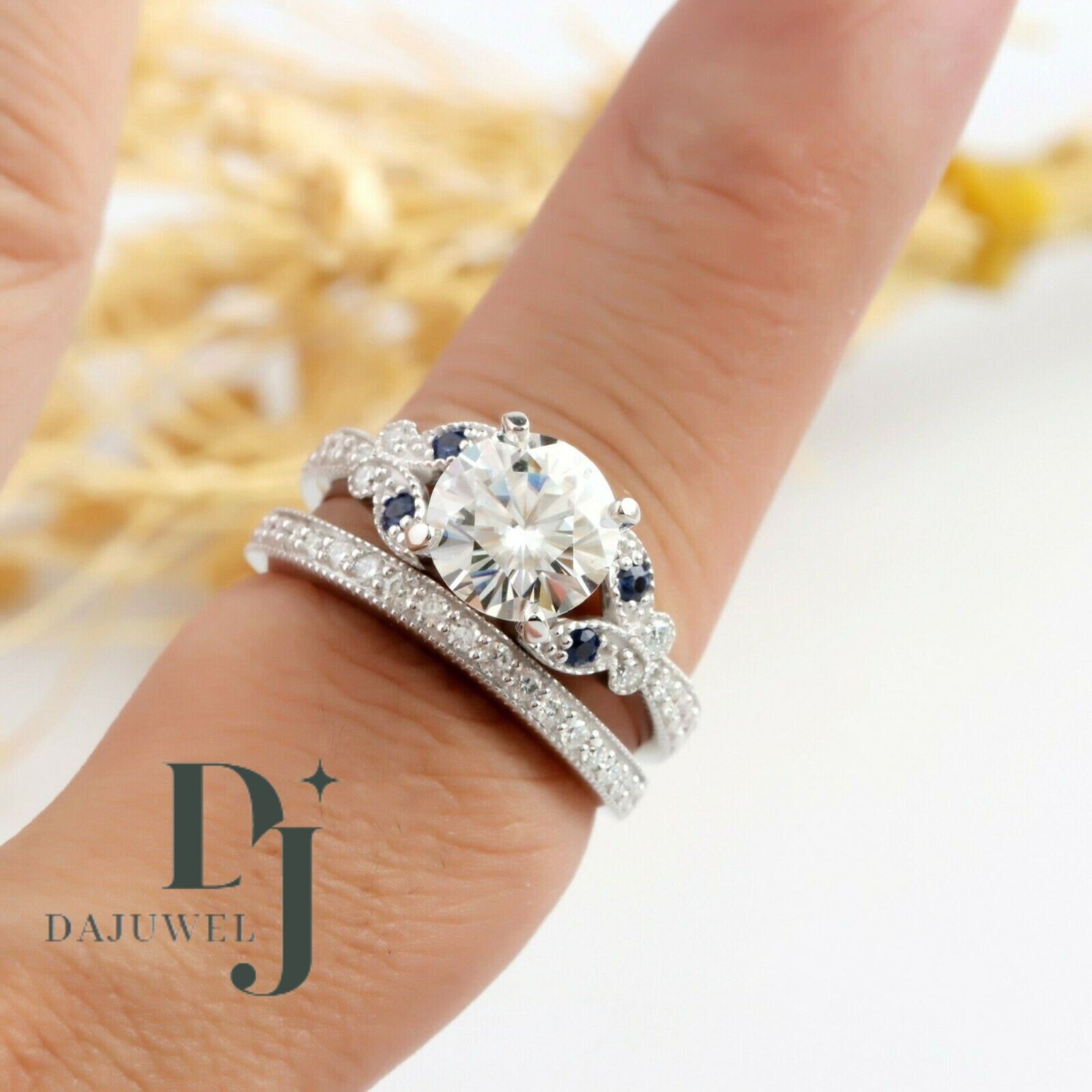Juego de anillo de compromiso de moissanita de oro blanco liso de 14 K corte redondo de 2,50 quilates