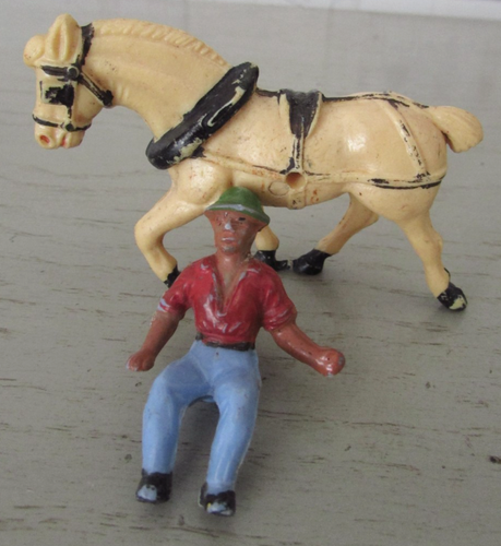 Lot de 2 figurines en plastique rigide Cheval de labour et fermier assis