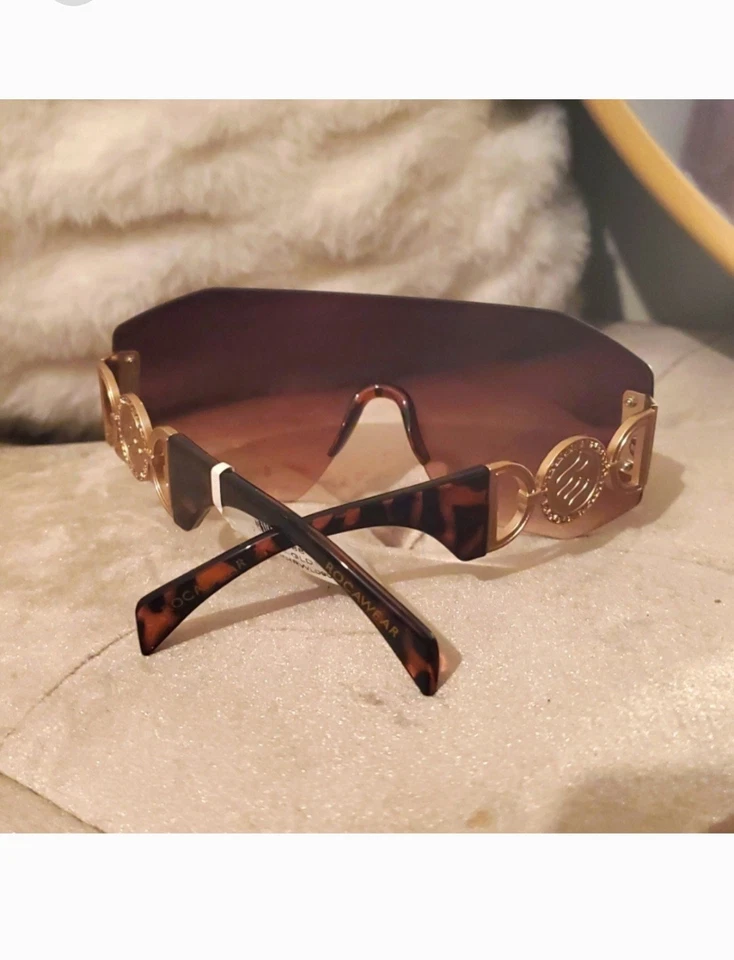 Gafas de sol Rocawear de gran tamaño con detalles en oro rojo Foto 4 de 4