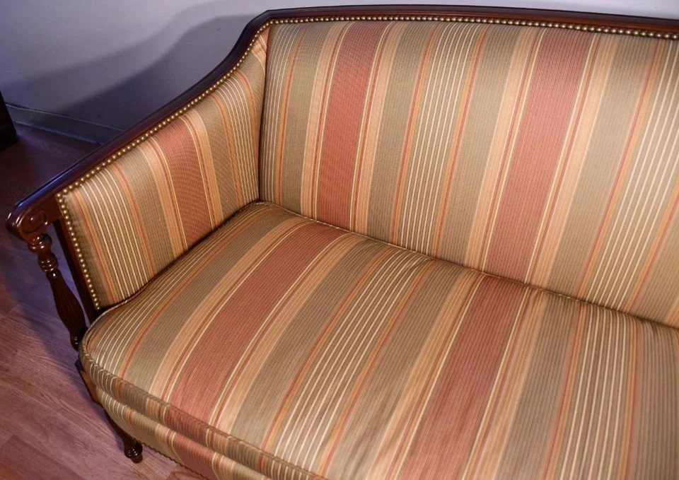 Sofá Sheraton inglés antiguo de nogal americano 1910 con incrustaciones de caoba y arce con asiento de resorte Foto 2 de 4