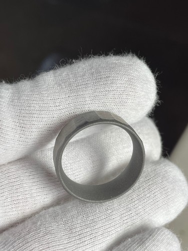 Hübscher, einzigartiger Ring, Ehering, Titan mit facettiertem Profil - Bild 5 von 9