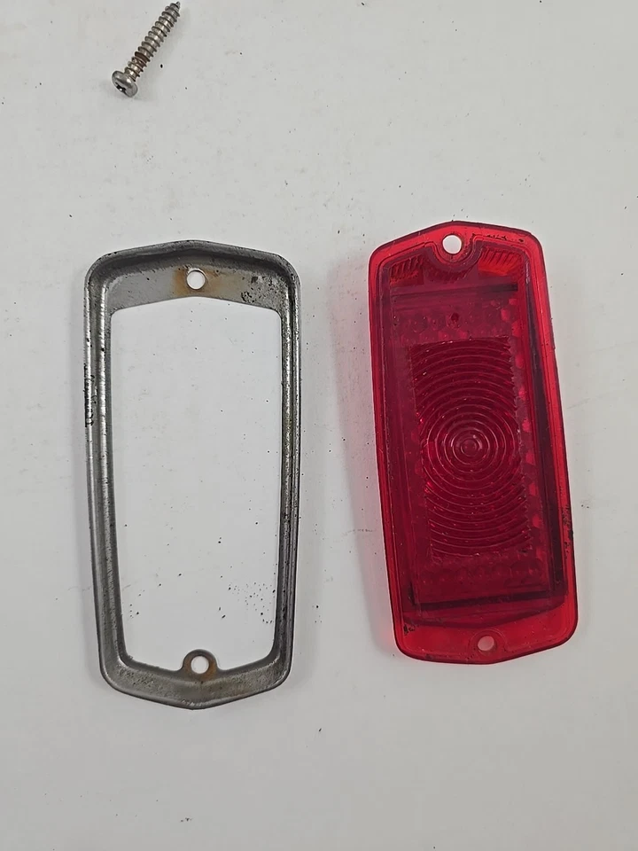 Крышка объектива с красным боковым маркером, отделка и винты от Datsun B210 Coupe 1978 78 Nissan - Изображение 3 из 4