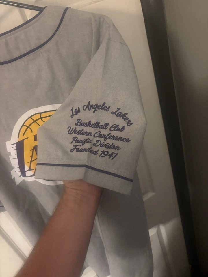 Camiseta de béisbol vintage de Los Angeles Lakers para hombre camiseta abotonada equipo de la NBA NUEVA CON ETIQUETAS Foto 4 de 4
