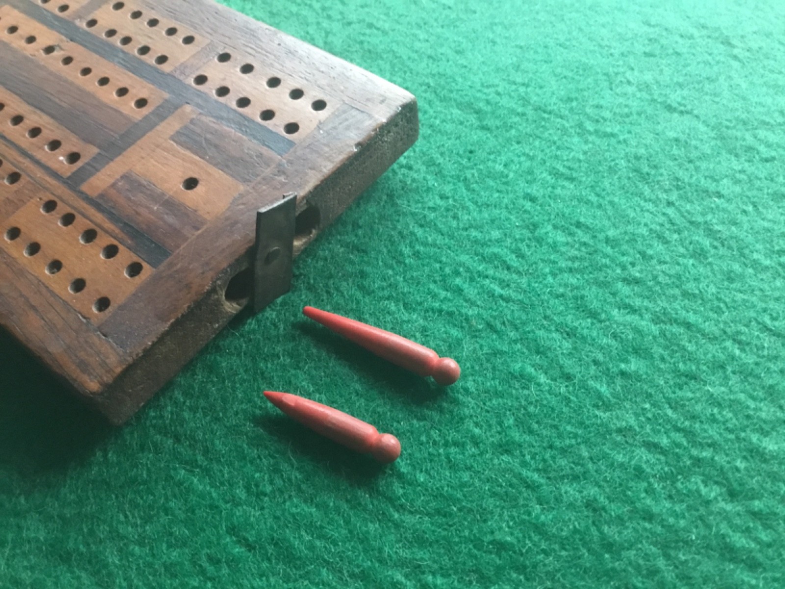 Antique Hardwood Marquetry CRIBBAGE BOARD 26cm x 8.5cm + 4 Original Pegs