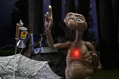 E.T: 40th Anniversary Deluxe E.T. Ultimate w/ Light Up Chest