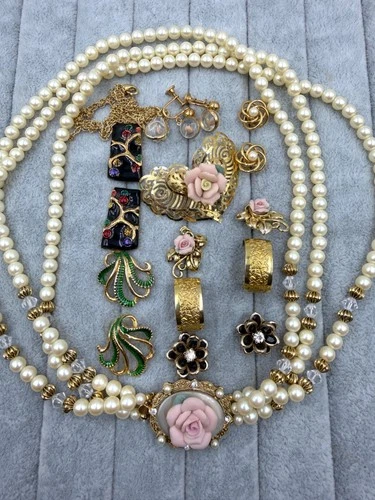 Lot Of Vintage Gold Tone Jewelry Necklace Bracelet Brooches Estate Lot