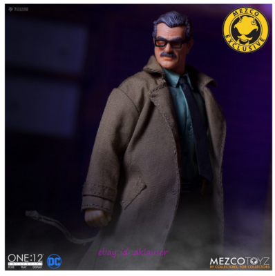 Mezco Toyz 1/12 DC Comics James Gordon And Bat Signal Action