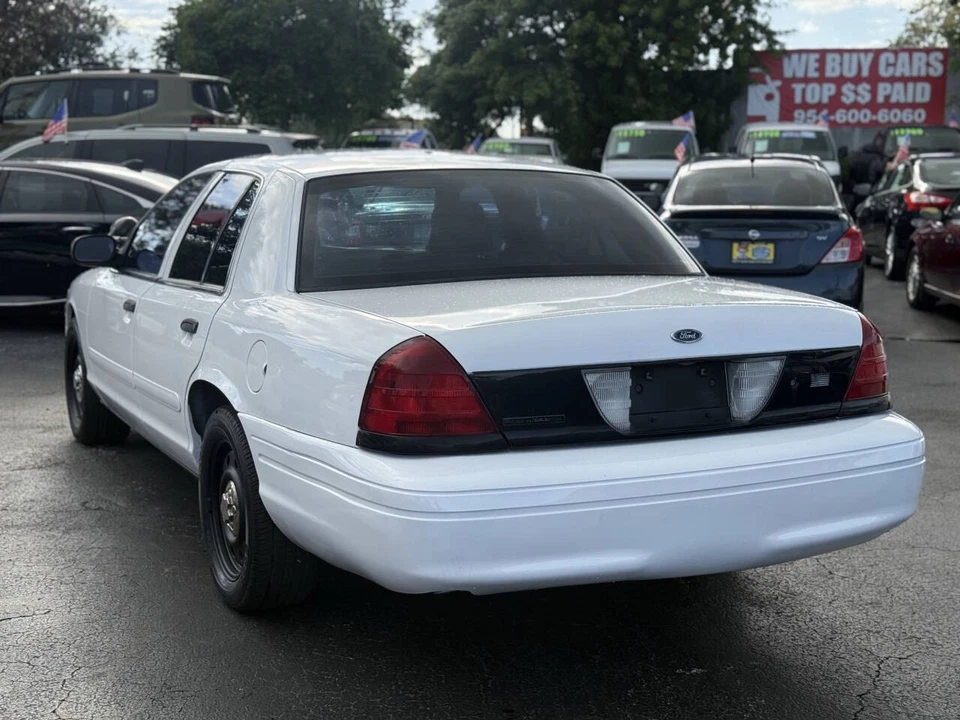 Ford Crown Victoria Police Interceptor 2006 sedán de 4 puertas (eje de 3,55) Foto 3 de 4