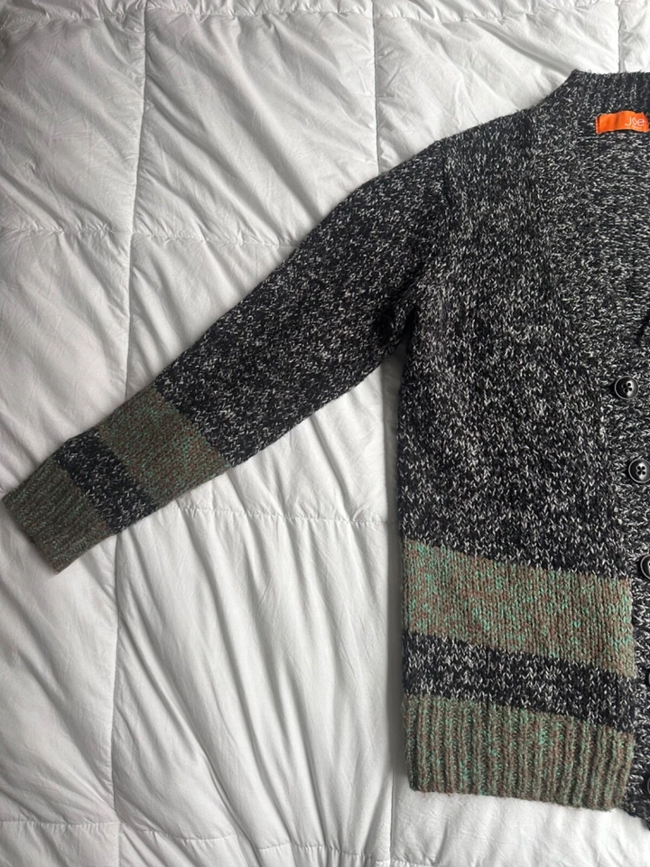 Cárdigan Joe Fresh blanco y negro para hombre con detalles a rayas verdes y marrones Foto 2 de 4