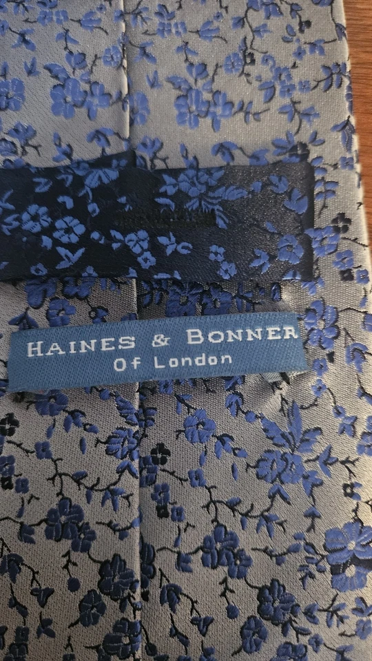 Corbata Haines And Bonner Of London azul con estampado de flores toda seda hecha a mano. Foto 3 de 4