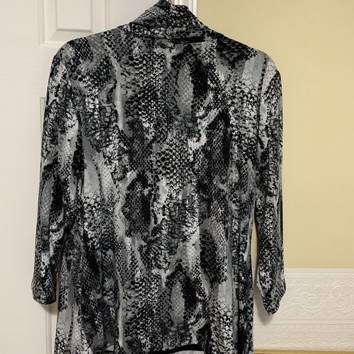 Woman’s Black & White Geometric Print Blouse w/ attached tank top size XL - Picture 9 of 10