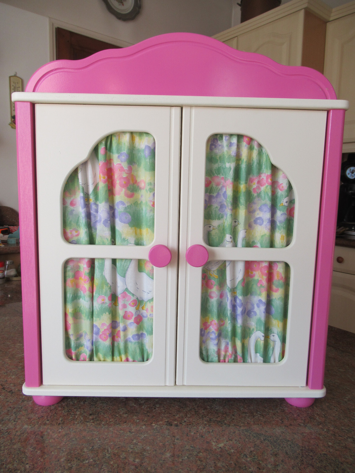 Armoire double portes pour poupées, le cadeau d'anniversaire idéal en bois pour chambre d'enfant