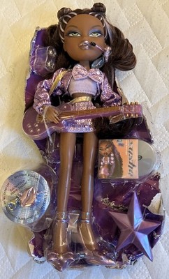Bratz Sasha Fashion Doll Pop Starz Series Dark Brown Wavy Hair Green Eyes Guitar
