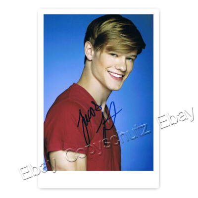 Lucas Till alias MacGyver (2016) - Autogrammfotokarte [AK2]