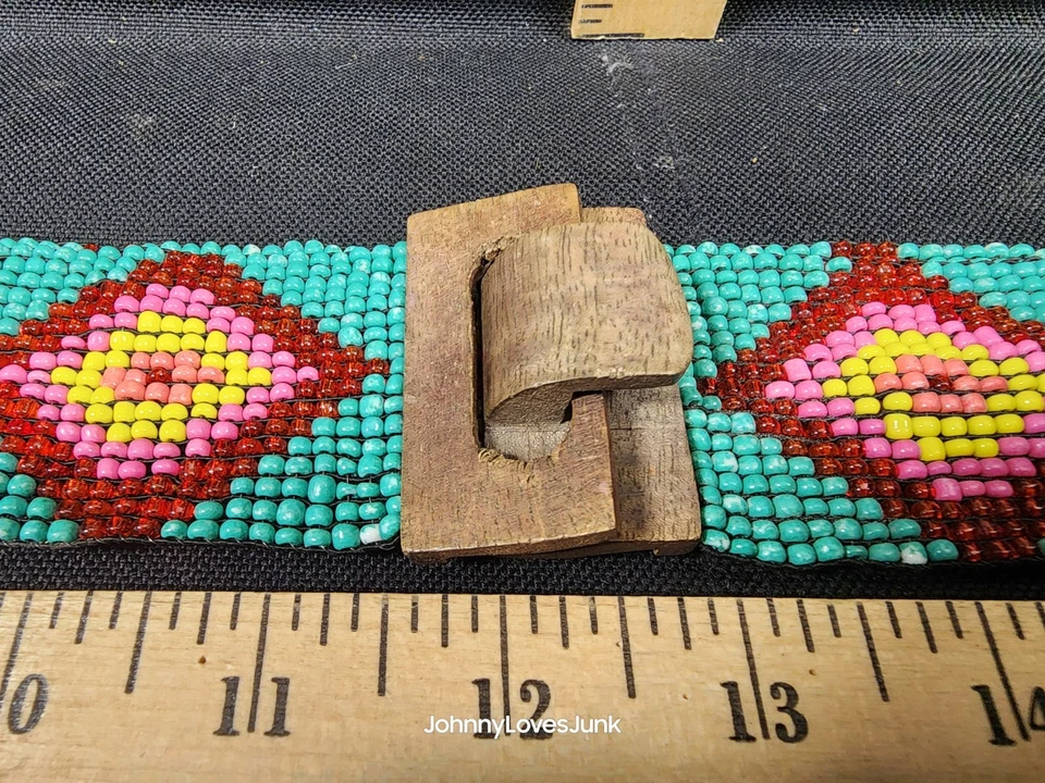 Antiguo cinturón de cuentas de semillas nativas americanas hebilla de madera usado Foto 2 de 4