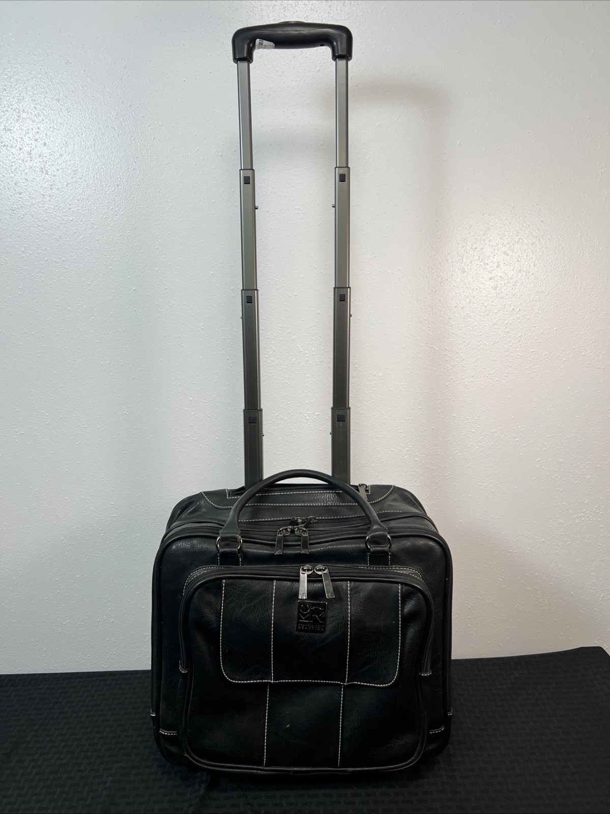 Kenneth Cole Reaction Rolling Bag Black Leather Carry-On Sui