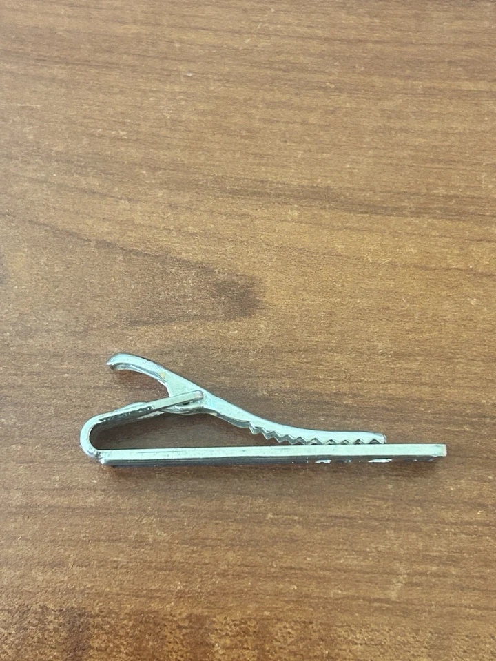 Clip de corbata Speidel vintage - tono plata con incrustación de esmalte negro. Foto 3 de 3