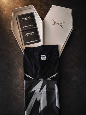 Metallica -Death Magnetic- Limited Edition Sarg Box mit Diversen Merch-Parts