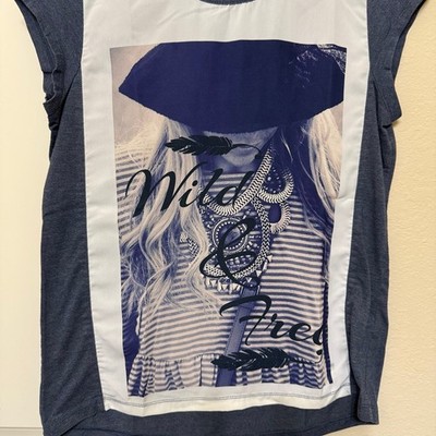 Used- women s graphic tee wild and free- size small