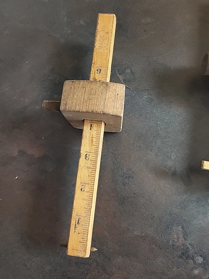 Lote de dos marcadores de madera, uno es una canicas M2083 otro desconocido hecho en EE. UU. Foto 2 de 4