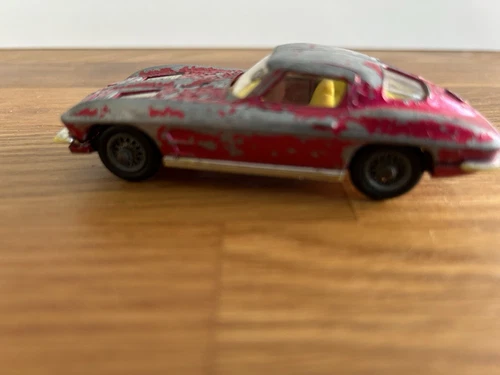 CORGI 310 CHEVROLET CORVETTE STINGRAY METALLIC CERISE SHAPED HUBS VINTAGE 1960s