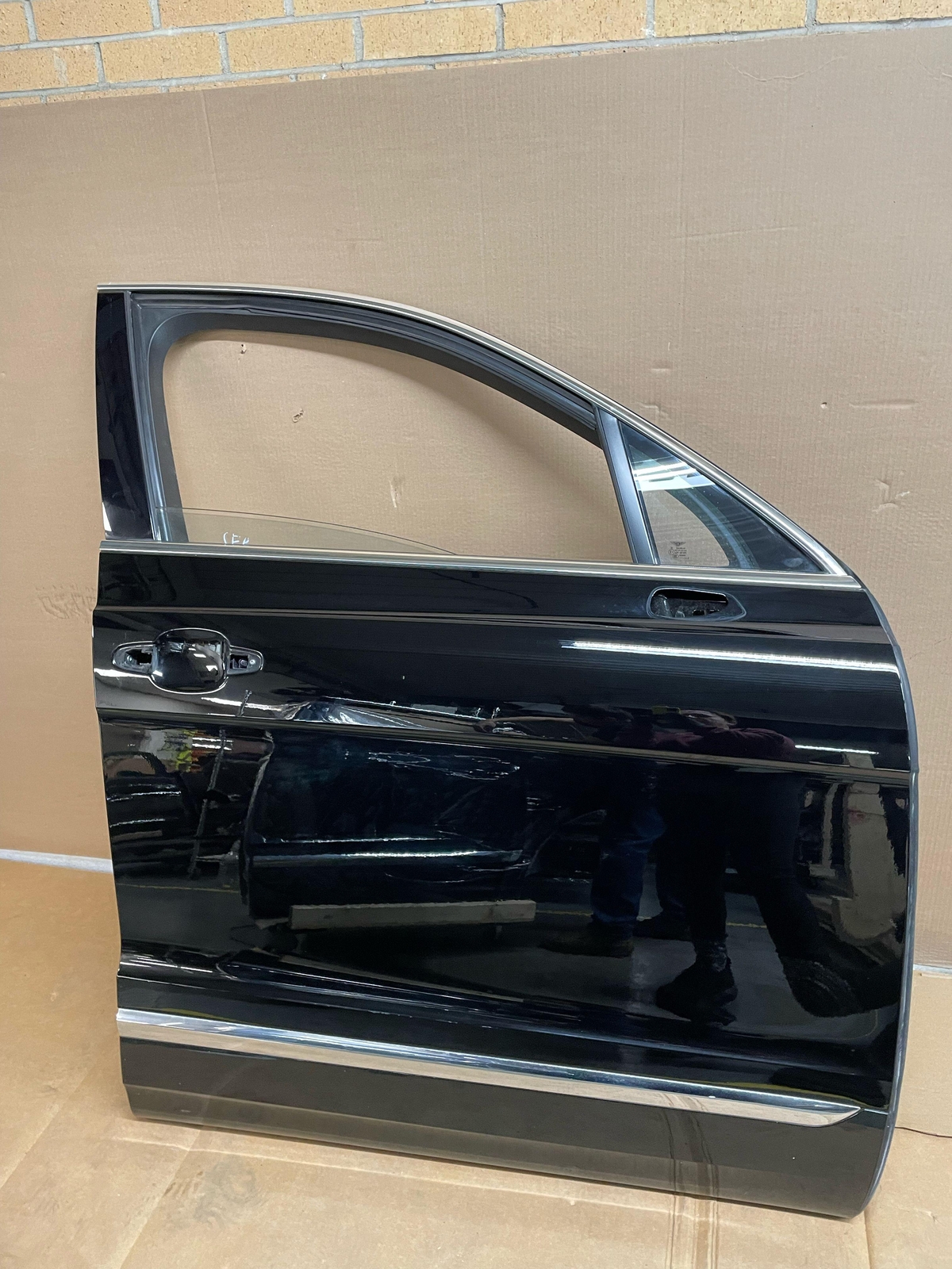 2018 BENTLEY BENTAYGA FRONT RIGHT SIDE DOOR W/O MIRROR & HANDLE W/ WINDOW GLASS