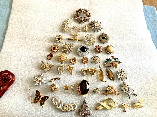 vintage costume jewelry brooches bundle lot of 40+ pieces and pins #1