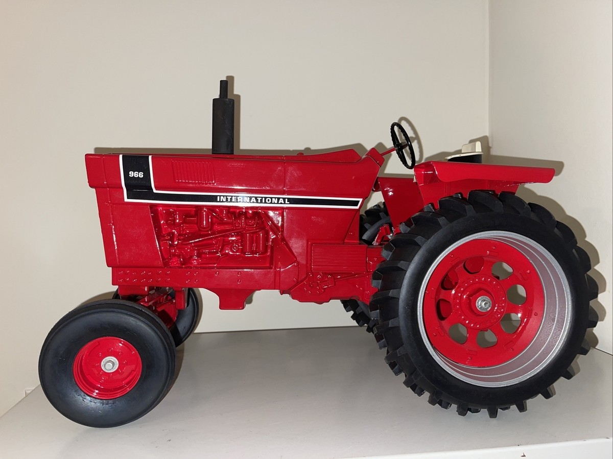 ミニカー　アメリカントラクター　McCORMICK FARMALL McCormick Farmall Super C 1/16 plastic tractor by Florida