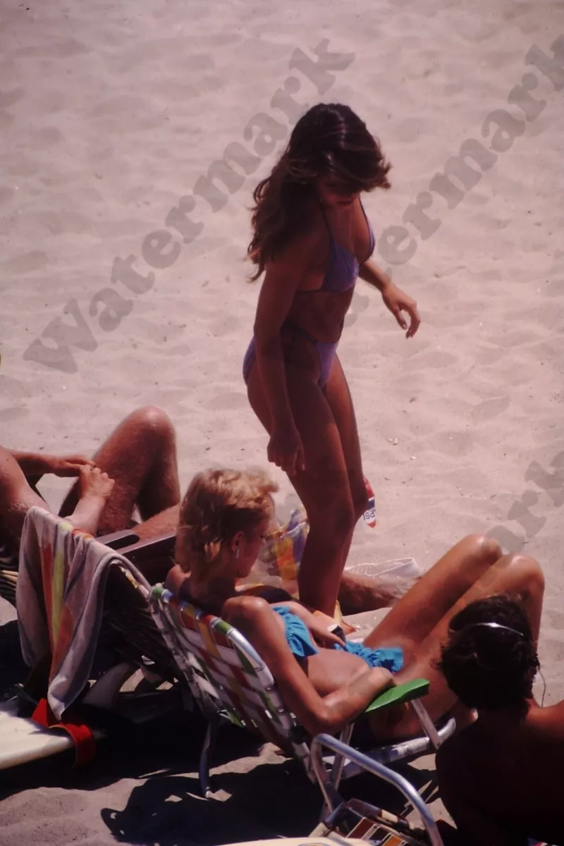 1983 beach scene voyeur candid curvy woman in bikini Original
