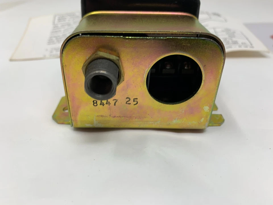 Baso L61LL-1 Johnson Controls Auto Reset Pilot Switch 120/240V 8A - Image 3 of 4