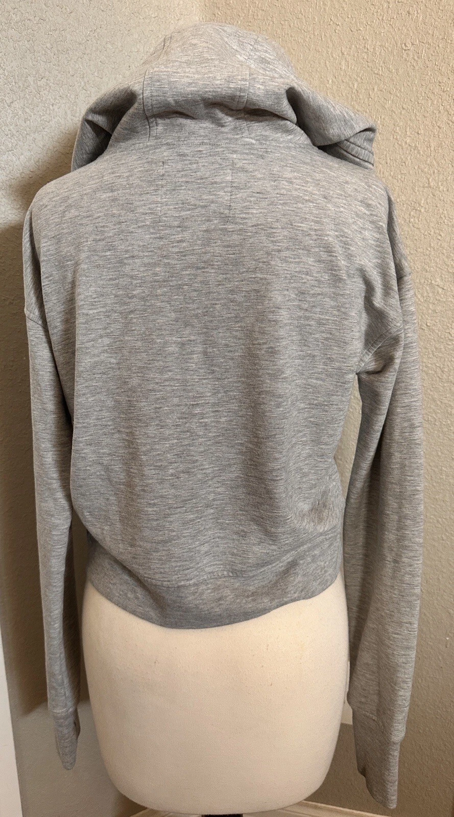 UNDERCOVER Felpa con cappuccio Victoria’s Secret VICTORIA SPORT grigia ritagliata manica a log con fori per il pollice